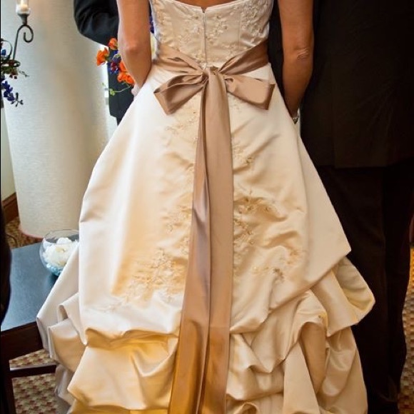 Wedding Dress size 8 - Picture 2 of 3